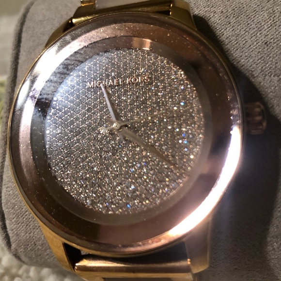 Rose gold Michael Kors watch - Picture 2 of 8